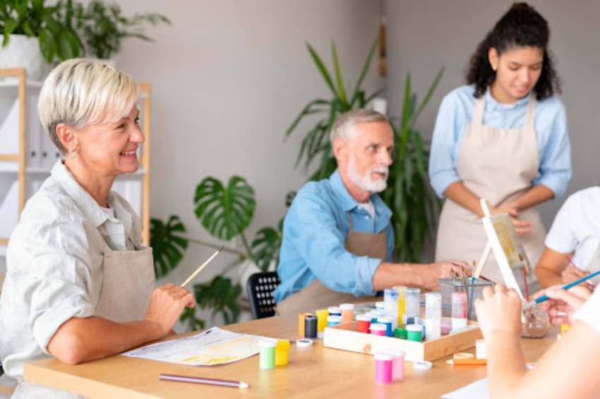 Diferença entre casa de repouso e centro‑dia: qual escolher para o seu idoso